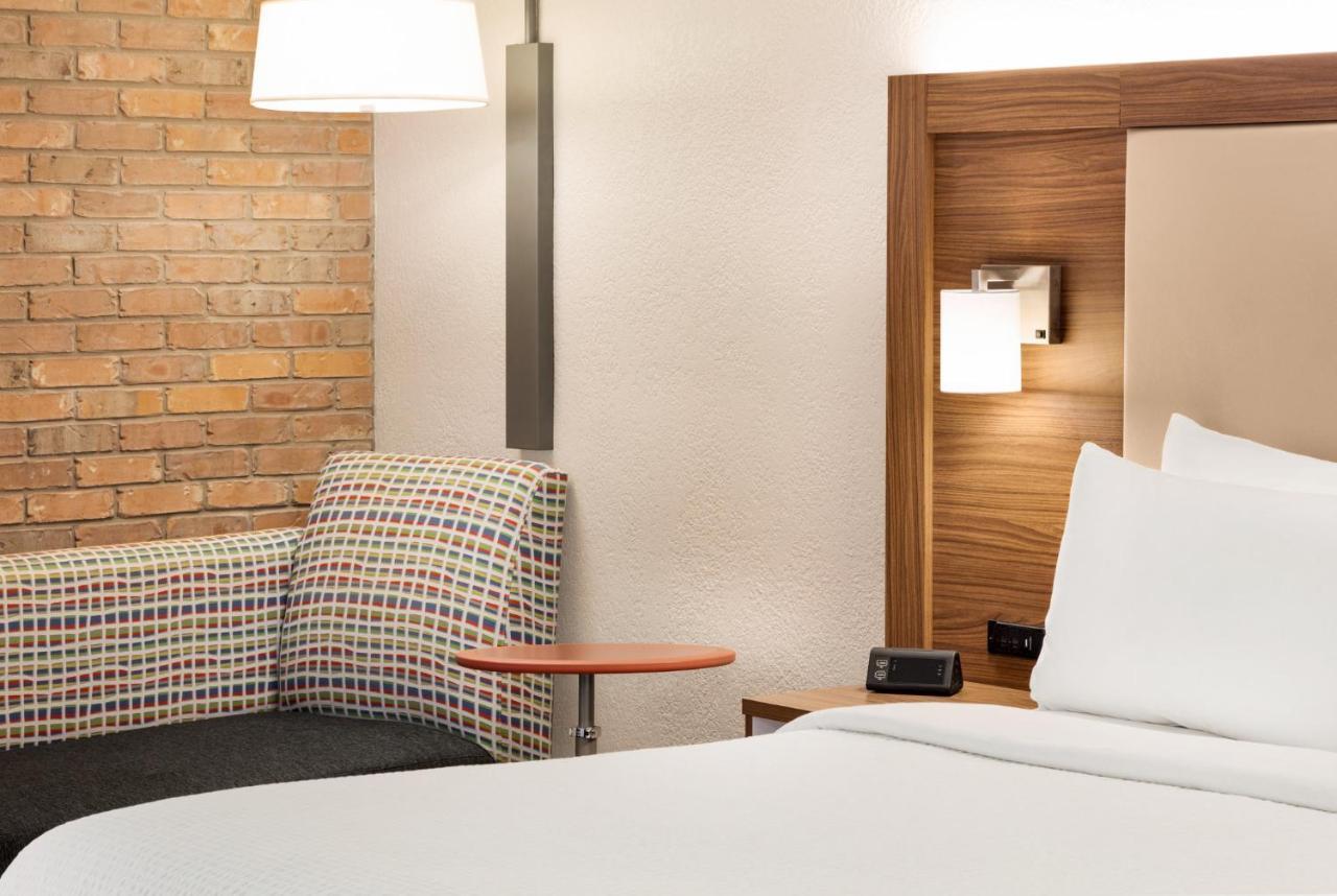 Hotel Holiday Express - Airport By Ihg 3*